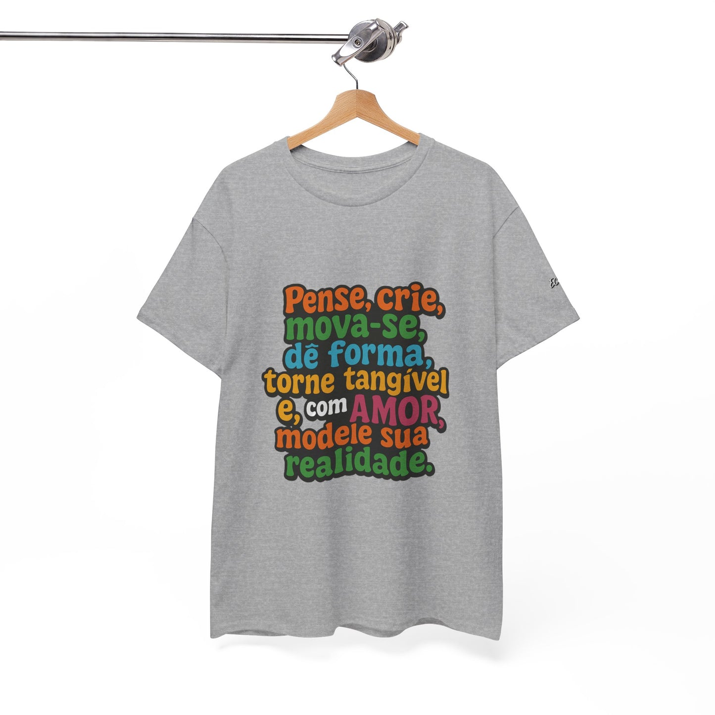 Camiseta inspiradora com citações portuguesas — "Pense, crie, mova-se..."