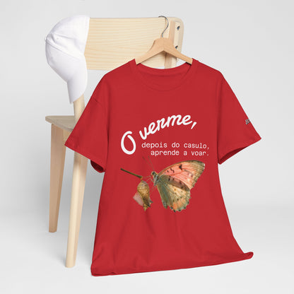 Camiseta — "O verme, depois do casulo, aprende a voar." Citação inspiradora em português