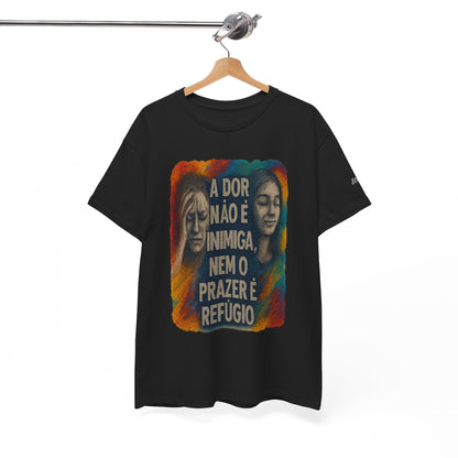 Camiseta — "A Dor Não é Inimiga, Nem o Prazer é Refúgio" Inspirational Portuguese Graphic Tee