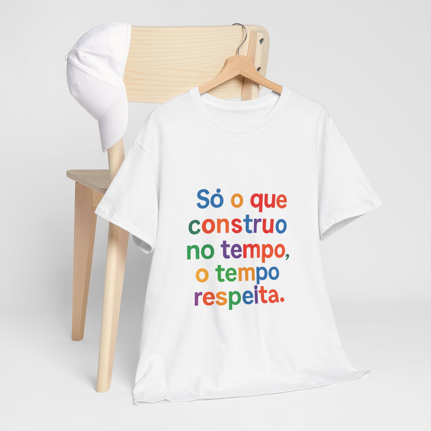 Camiseta Filosófica “Só o que Construo no Tempo, o Tempo Respeita” – Algodão Gildan 5000