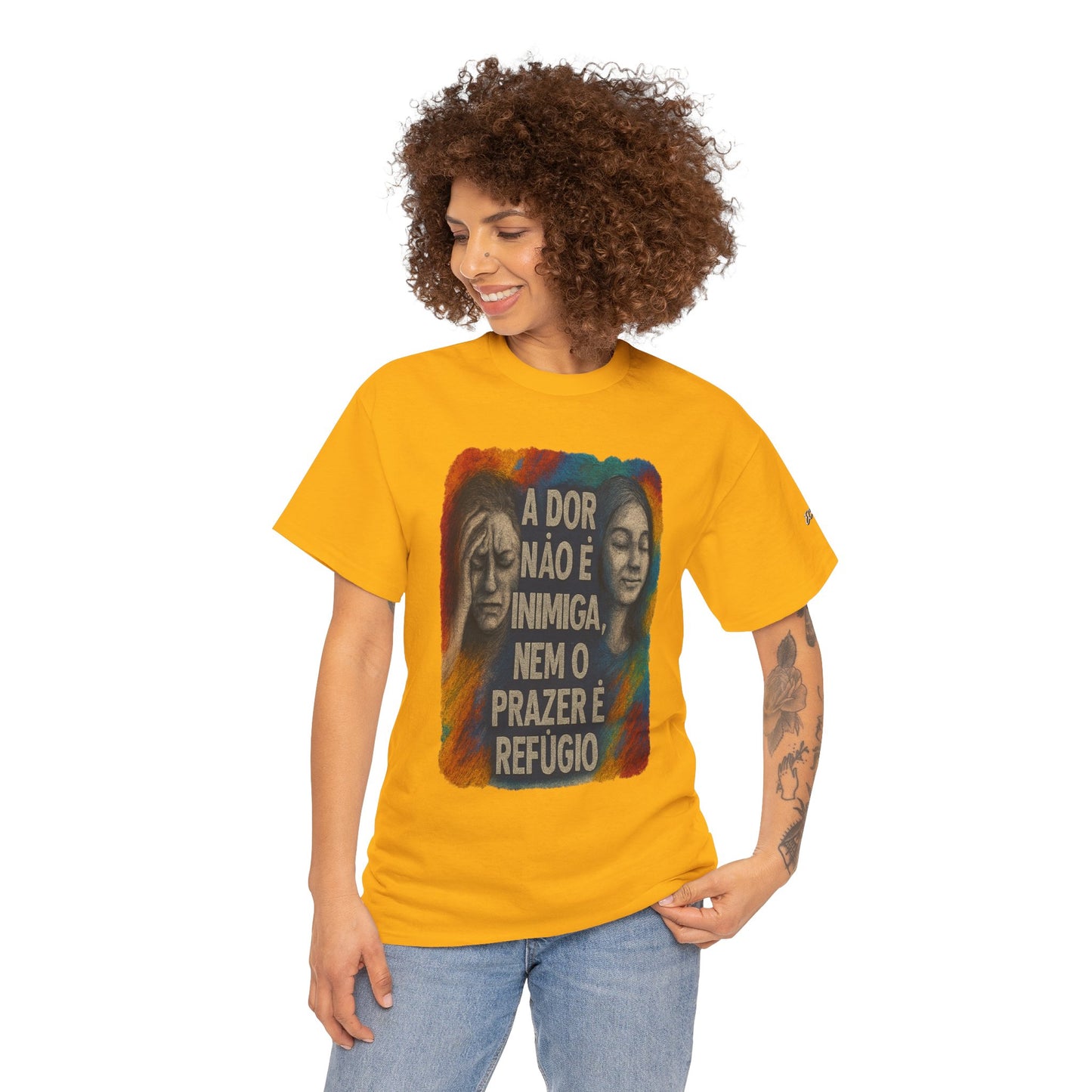 Camiseta — "A Dor Não é Inimiga, Nem o Prazer é Refúgio" Inspirational Portuguese Graphic Tee