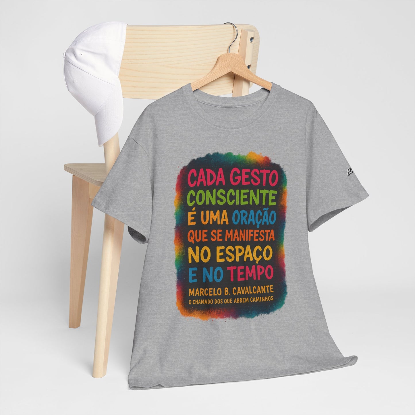 Camiseta Frase Filosófica “Cada gesto consciente é uma oração” – Algodão Premium Gildan 5000