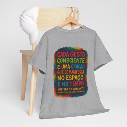 Camiseta Frase Filosófica “Cada gesto consciente é uma oração” – Algodão Premium Gildan 5000
