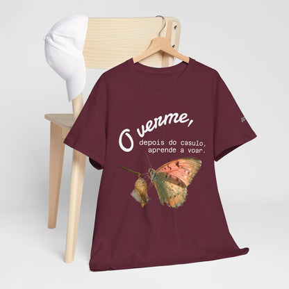 Camiseta — "O verme, depois do casulo, aprende a voar." Citação inspiradora em português
