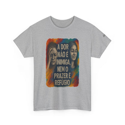 Camiseta — "A Dor Não é Inimiga, Nem o Prazer é Refúgio" Inspirational Portuguese Graphic Tee