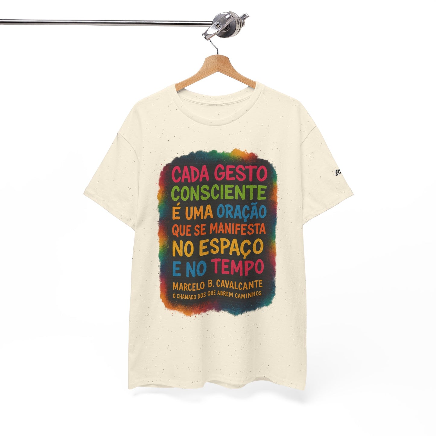 Camiseta Frase Filosófica “Cada gesto consciente é uma oração” – Algodão Premium Gildan 5000