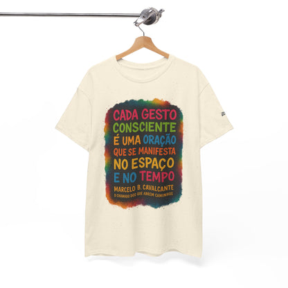 Camiseta Frase Filosófica “Cada gesto consciente é uma oração” – Algodão Premium Gildan 5000