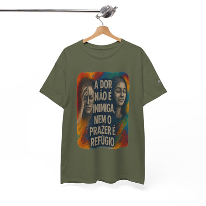 Camiseta — "A Dor Não é Inimiga, Nem o Prazer é Refúgio" Inspirational Portuguese Graphic Tee