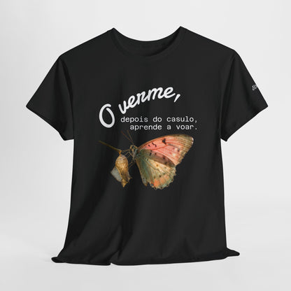 Camiseta — "O verme, depois do casulo, aprende a voar." Citação inspiradora em português