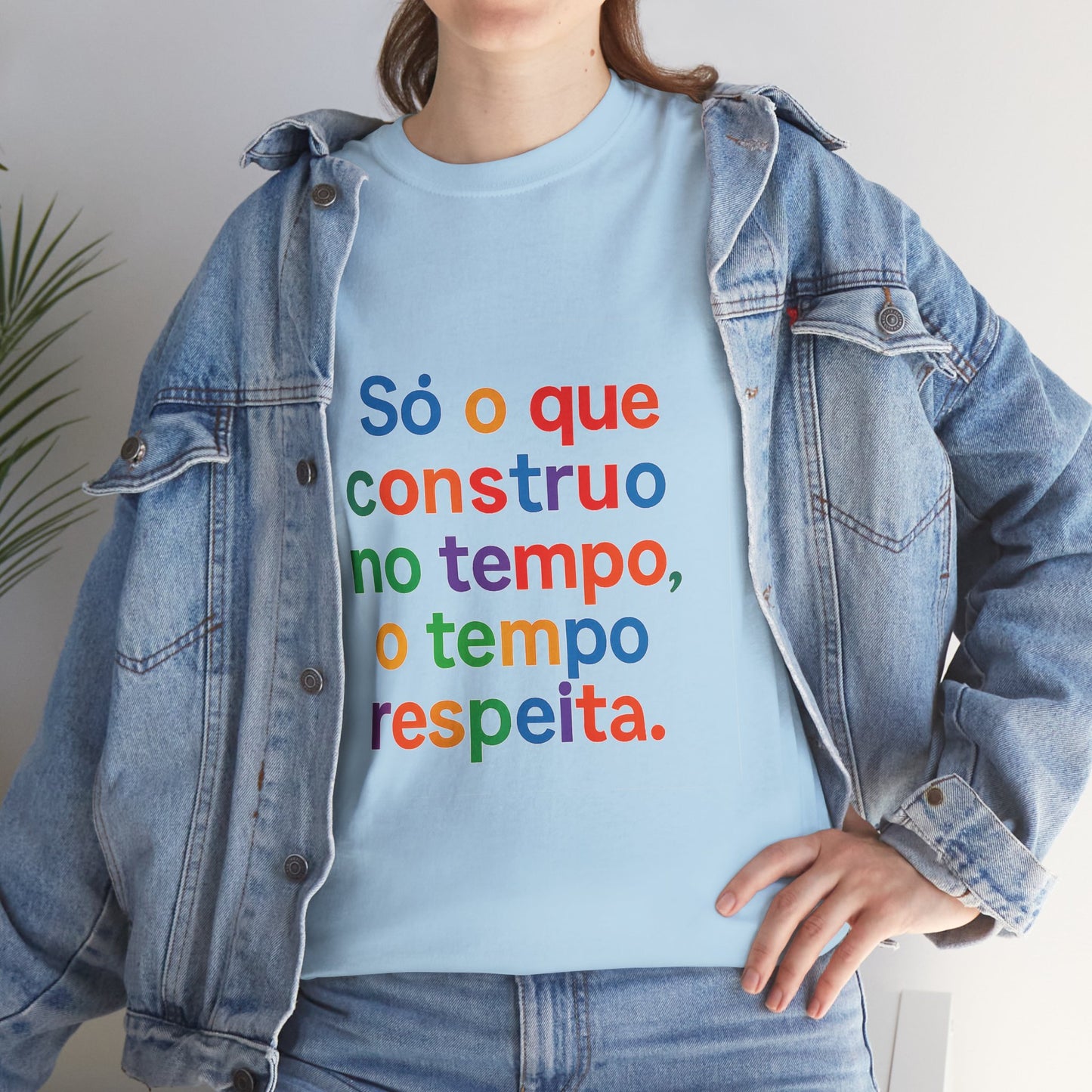 Camiseta Filosófica “Só o que Construo no Tempo, o Tempo Respeita” – Algodão Gildan 5000
