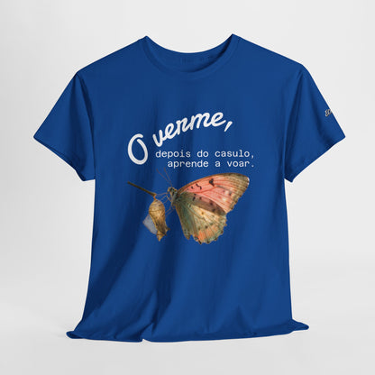 Camiseta — "O verme, depois do casulo, aprende a voar." Citação inspiradora em português