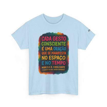 Camiseta Frase Filosófica “Cada gesto consciente é uma oração” – Algodão Premium Gildan 5000