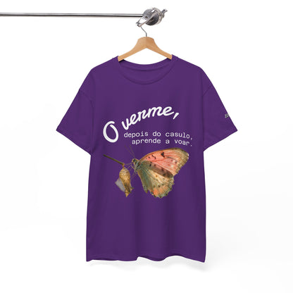 Camiseta — "O verme, depois do casulo, aprende a voar." Citação inspiradora em português