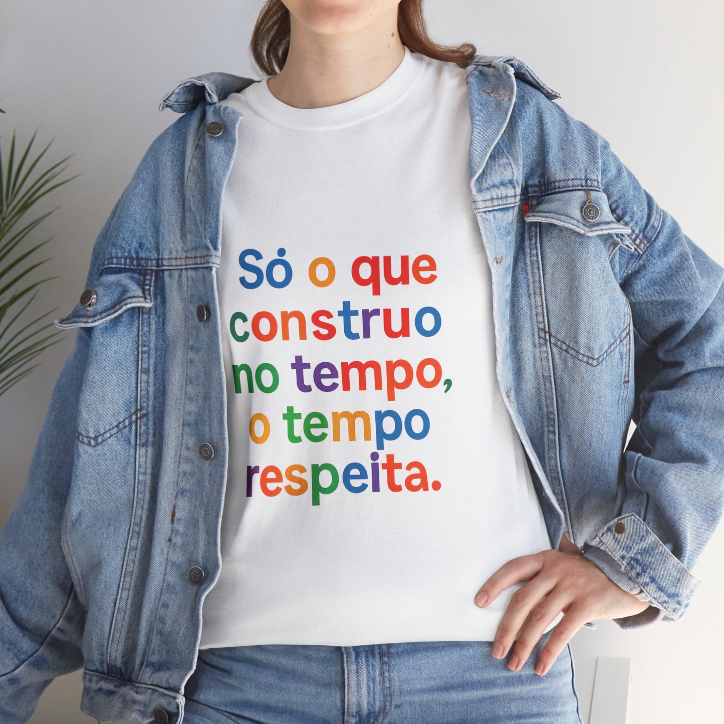 Camiseta Filosófica “Só o que Construo no Tempo, o Tempo Respeita” – Algodão Gildan 5000