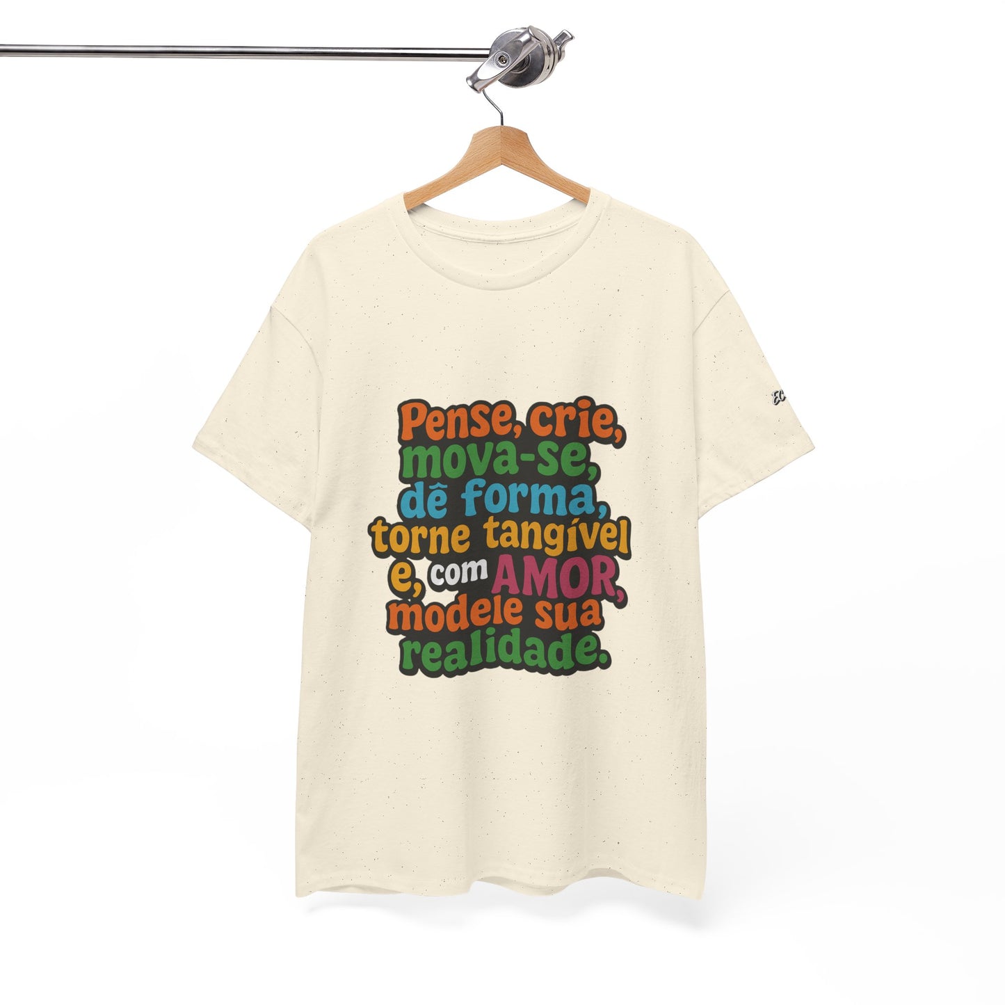 Camiseta inspiradora com citações portuguesas — "Pense, crie, mova-se..."