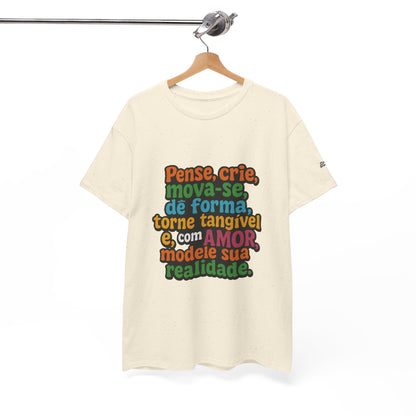 Camiseta inspiradora com citações portuguesas — "Pense, crie, mova-se..."