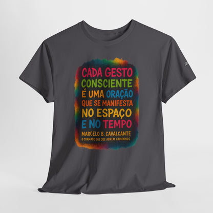 Camiseta Frase Filosófica “Cada gesto consciente é uma oração” – Algodão Premium Gildan 5000
