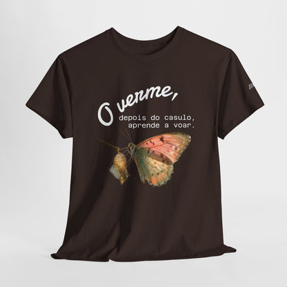 Camiseta — "O verme, depois do casulo, aprende a voar." Citação inspiradora em português