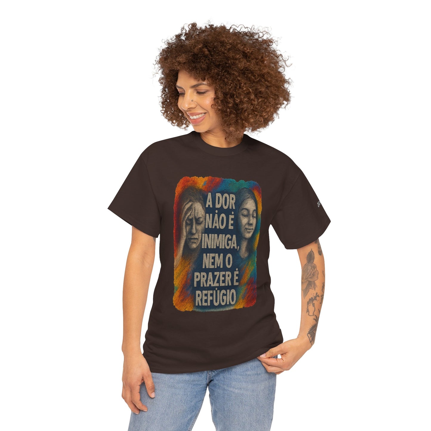 Camiseta — "A Dor Não é Inimiga, Nem o Prazer é Refúgio" Inspirational Portuguese Graphic Tee