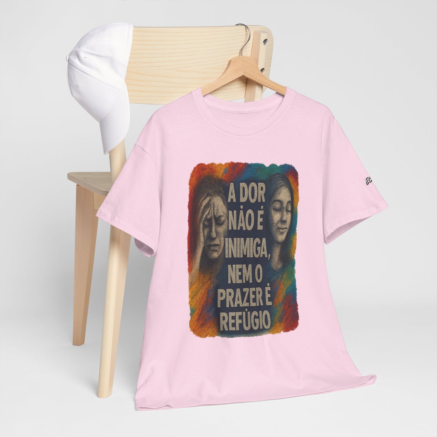 Camiseta — "A Dor Não é Inimiga, Nem o Prazer é Refúgio" Inspirational Portuguese Graphic Tee