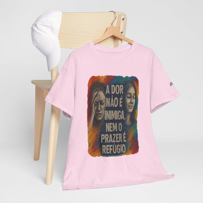 Camiseta — "A Dor Não é Inimiga, Nem o Prazer é Refúgio" Inspirational Portuguese Graphic Tee