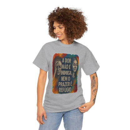 Camiseta — "A Dor Não é Inimiga, Nem o Prazer é Refúgio" Inspirational Portuguese Graphic Tee