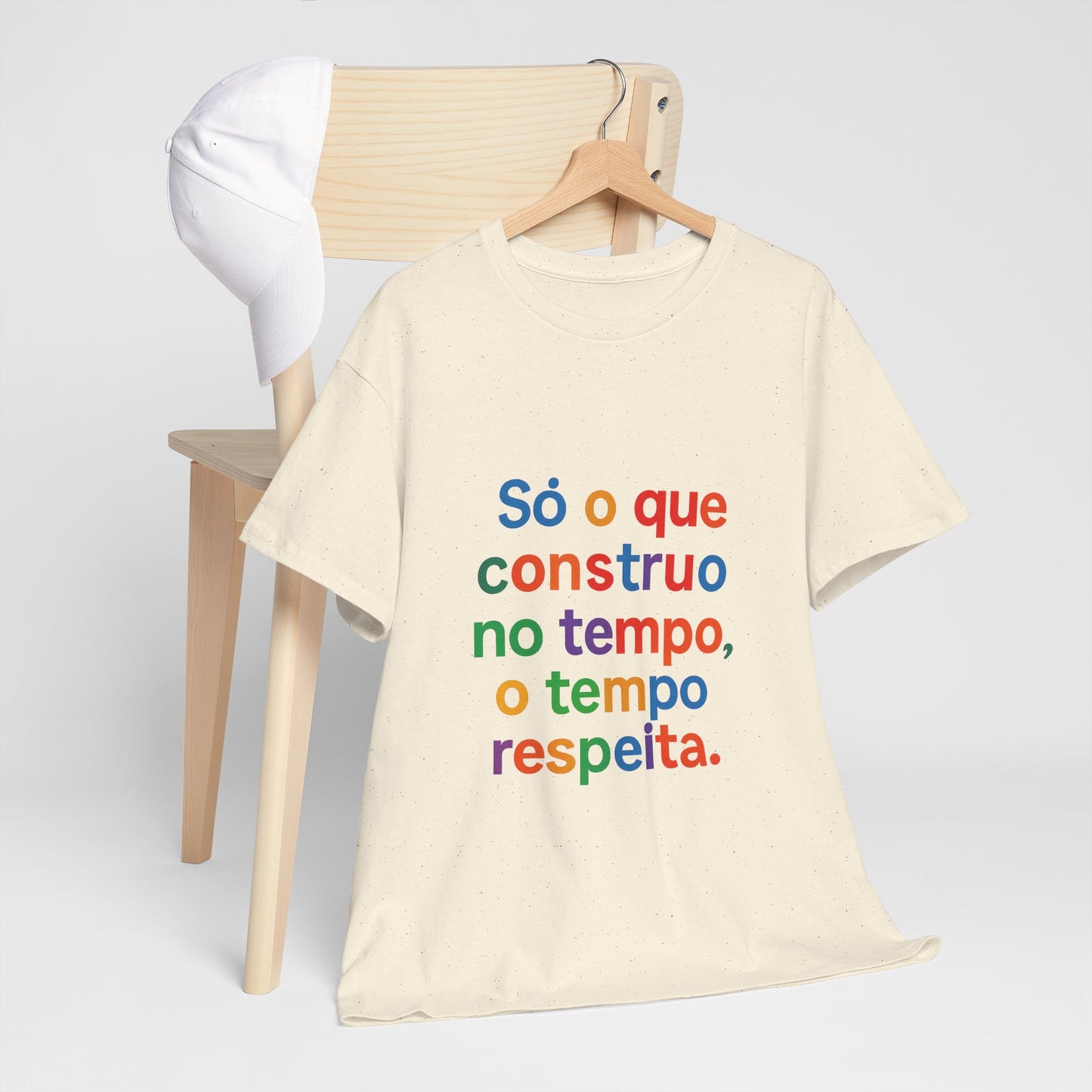 Camiseta Filosófica “Só o que Construo no Tempo, o Tempo Respeita” – Algodão Gildan 5000