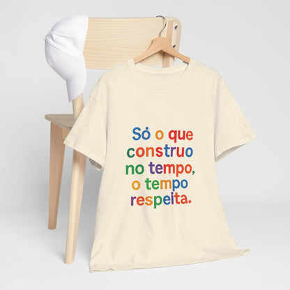 Camiseta Filosófica “Só o que Construo no Tempo, o Tempo Respeita” – Algodão Gildan 5000