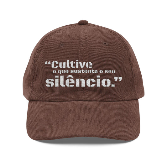 Boné de Veludo Cotelê — “Cultive o que sustenta o seu silêncio”