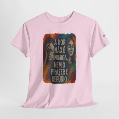 Camiseta — "A Dor Não é Inimiga, Nem o Prazer é Refúgio" Inspirational Portuguese Graphic Tee