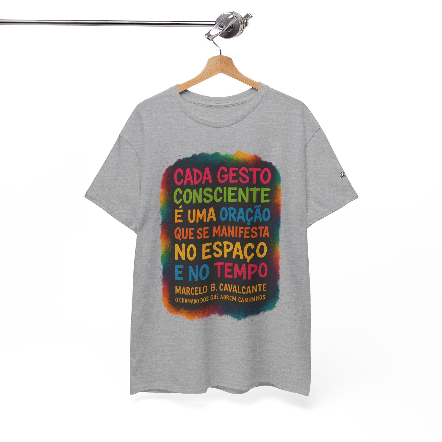 Camiseta Frase Filosófica “Cada gesto consciente é uma oração” – Algodão Premium Gildan 5000