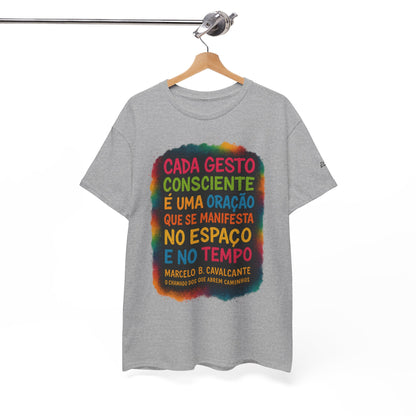 Camiseta Frase Filosófica “Cada gesto consciente é uma oração” – Algodão Premium Gildan 5000