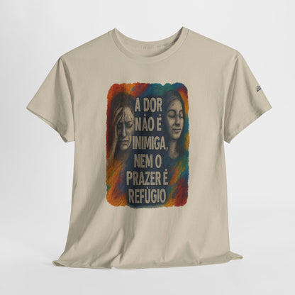 Camiseta — "A Dor Não é Inimiga, Nem o Prazer é Refúgio" Inspirational Portuguese Graphic Tee