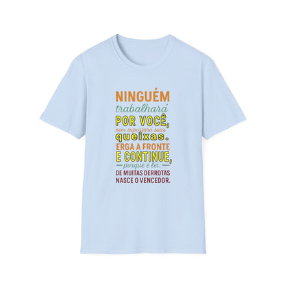 Camiseta “Erga a Fronte e Continue” — Algodão Leve Ring-Spun | Estoicismo e Superação