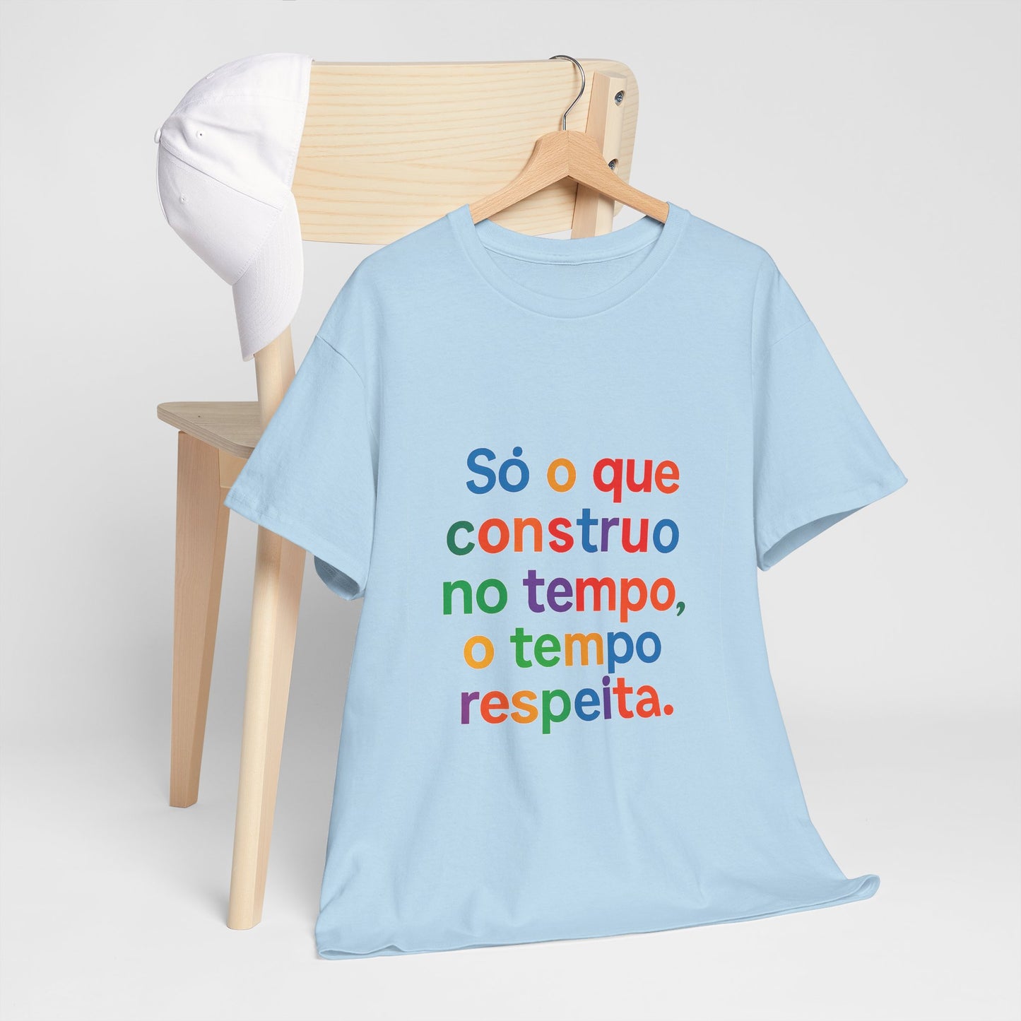 Camiseta Filosófica “Só o que Construo no Tempo, o Tempo Respeita” – Algodão Gildan 5000