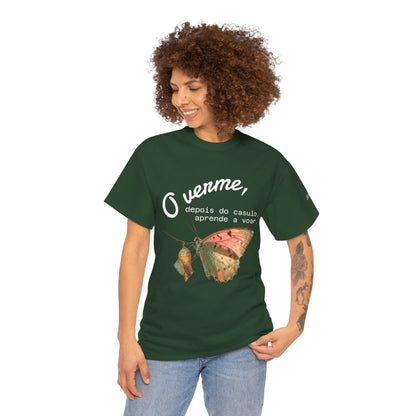 Camiseta — "O verme, depois do casulo, aprende a voar." Citação inspiradora em português