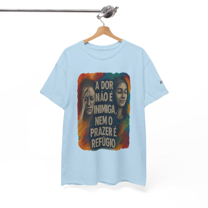 Camiseta — "A Dor Não é Inimiga, Nem o Prazer é Refúgio" Inspirational Portuguese Graphic Tee