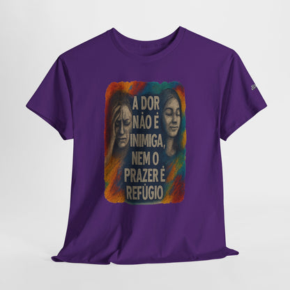 Camiseta — "A Dor Não é Inimiga, Nem o Prazer é Refúgio" Inspirational Portuguese Graphic Tee