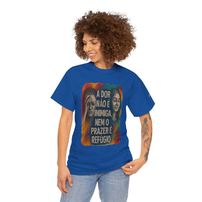 Camiseta — "A Dor Não é Inimiga, Nem o Prazer é Refúgio" Inspirational Portuguese Graphic Tee