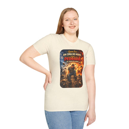 T-Shirt • "Quem fica em cima do muro toma pedrada de todos os lados" — Portuguese Saying Tee