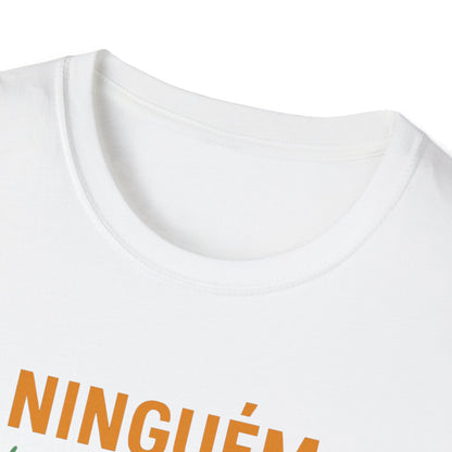 Camiseta “Erga a Fronte e Continue” — Algodão Leve Ring-Spun | Estoicismo e Superação
