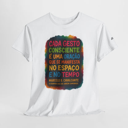 Camiseta Frase Filosófica “Cada gesto consciente é uma oração” – Algodão Premium Gildan 5000