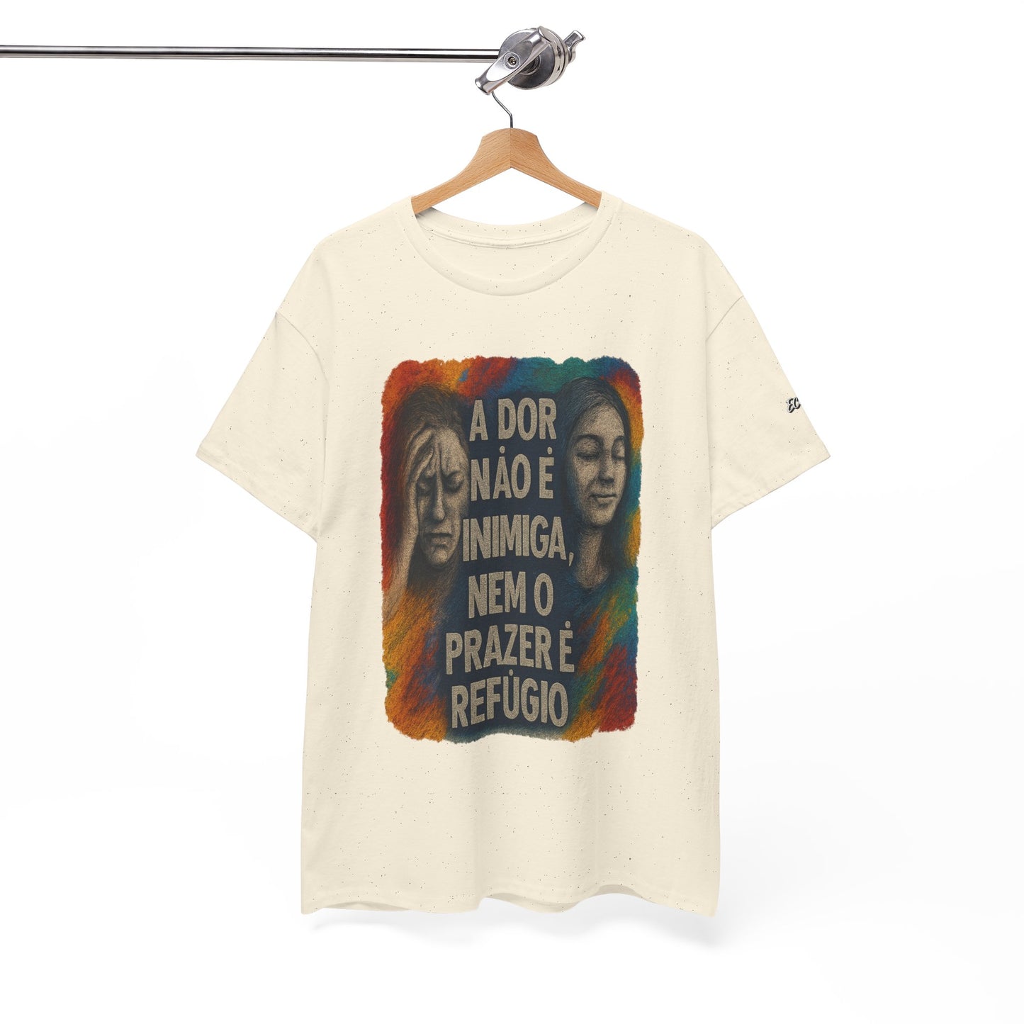 Camiseta — "A Dor Não é Inimiga, Nem o Prazer é Refúgio" Inspirational Portuguese Graphic Tee