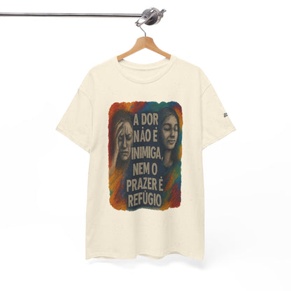 Camiseta — "A Dor Não é Inimiga, Nem o Prazer é Refúgio" Inspirational Portuguese Graphic Tee