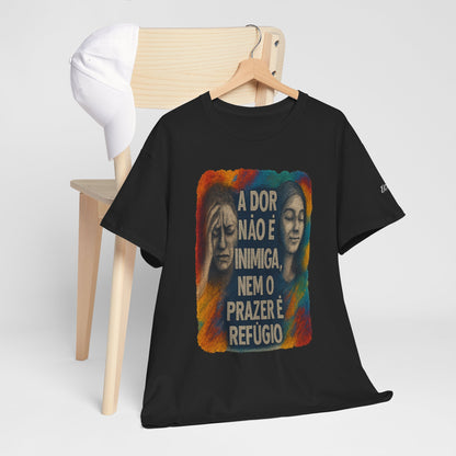 Camiseta — "A Dor Não é Inimiga, Nem o Prazer é Refúgio" Inspirational Portuguese Graphic Tee