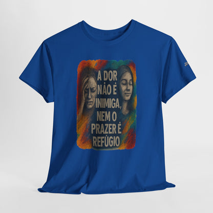 Camiseta — "A Dor Não é Inimiga, Nem o Prazer é Refúgio" Inspirational Portuguese Graphic Tee