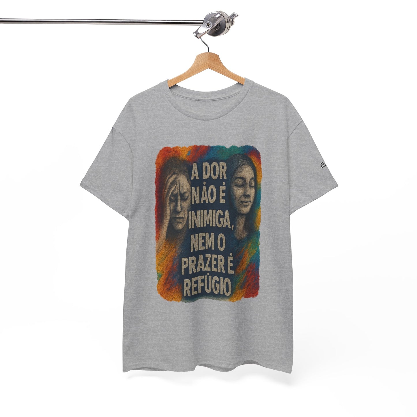Camiseta — "A Dor Não é Inimiga, Nem o Prazer é Refúgio" Inspirational Portuguese Graphic Tee
