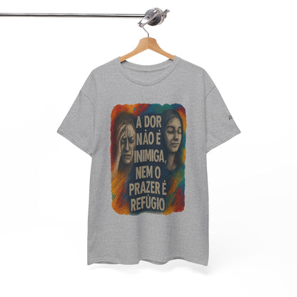 Camiseta — "A Dor Não é Inimiga, Nem o Prazer é Refúgio" Inspirational Portuguese Graphic Tee