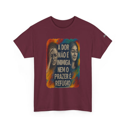 Camiseta — "A Dor Não é Inimiga, Nem o Prazer é Refúgio" Inspirational Portuguese Graphic Tee