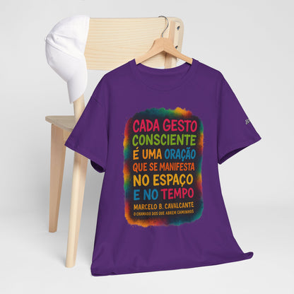 Camiseta Frase Filosófica “Cada gesto consciente é uma oração” – Algodão Premium Gildan 5000